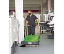 Balayeuse-aspiratrice manuelle à batterie - surface de nettoyage maximale 2.600 m²/h - largeur de travail avec brosses latérales 825 mm Cleancraft KM 825