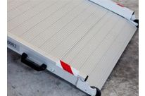Rampe de chargement rabattable et pliable
