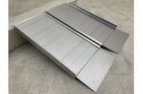 Rampe d&amp;#039;accès en aluminium 400 kg - 600 x 760 mm - largeur utile 730 mm - Pliable MW Tools ARP20060