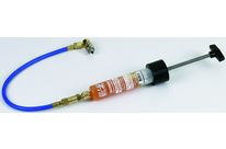 Pompe manuelle pour l&#039;injection d’additifs de détection de fuites R 134a