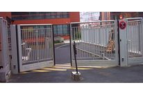 Portail industriel pivotant